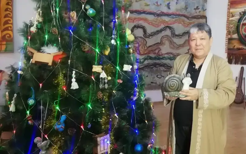 Assyks, shashbau and chests – artist in Shymkent decorates New Year tree in ethnic style