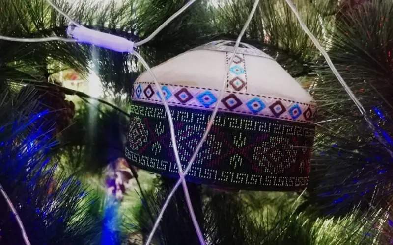 Assyks, shashbau and chests – artist in Shymkent decorates New Year tree in ethnic style Assyks, shashbau and chests – artist in Shymkent decorates New Year tree in ethnic style