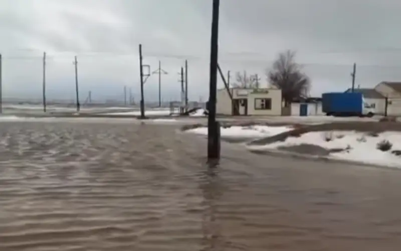 Ақтөбенің бірнеше ауданында жаңбырдан соң су жүрді