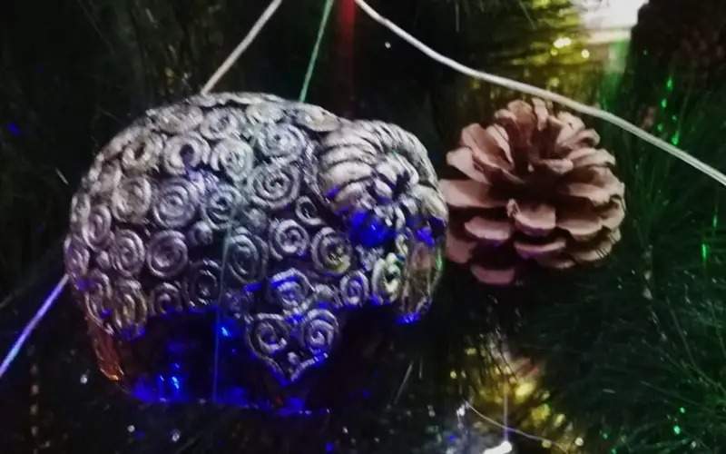 Assyks, shashbau and chests – artist in Shymkent decorates New Year tree in ethnic style Assyks, shashbau and chests – artist in Shymkent decorates New Year tree in ethnic style