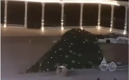 главная елка Актау обрушилась из-за ветра