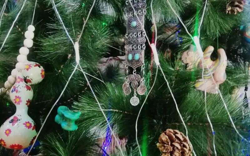 Assyks, shashbau and chests – artist in Shymkent decorates New Year tree in ethnic style Assyks, shashbau and chests – artist in Shymkent decorates New Year tree in ethnic style