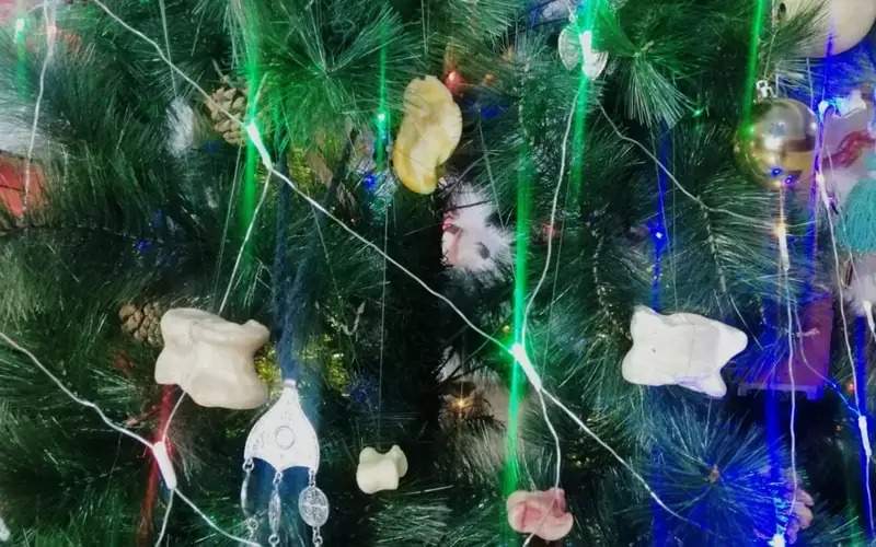 Assyks, shashbau and chests – artist in Shymkent decorates New Year tree in ethnic style Assyks, shashbau and chests – artist in Shymkent decorates New Year tree in ethnic style