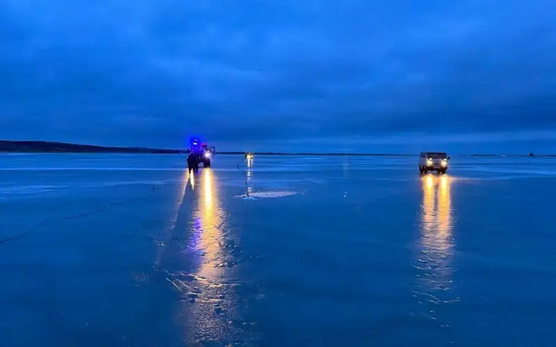 рыбаки ушли под лед на машине