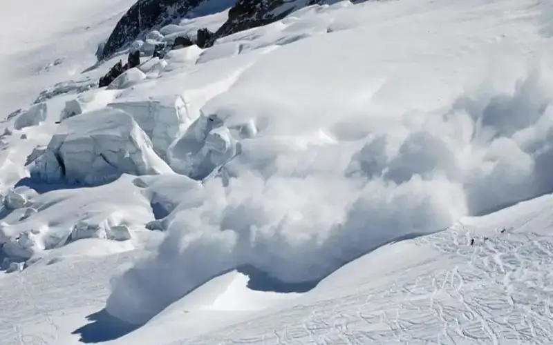 Монбланда қор кўчкиси остида она ва бола ҳалок бўлди