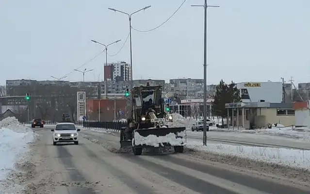 Более 200 спецмашин убирали улицы Караганды от снега в новогоднюю ночь