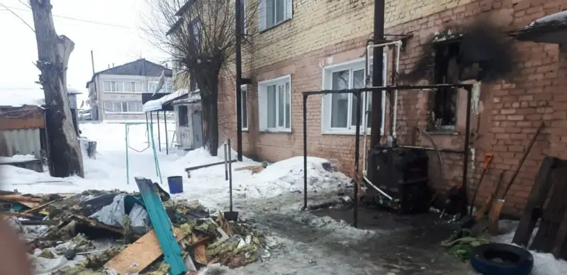 «Ішінде бала да бар»: Түзеу мекемесінің қызметкері өртеніп жатқан үйден 6 адамды алып шықты