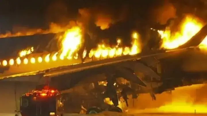 Токио аэропортида Japan Airlines авиакомпаниясининг самолёти ёниб кетди