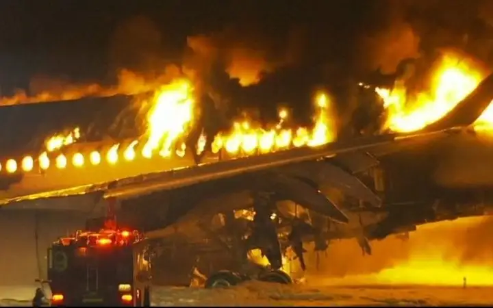 В аэропорту Токио загорелся самолет авиакомпании Japan Airlines