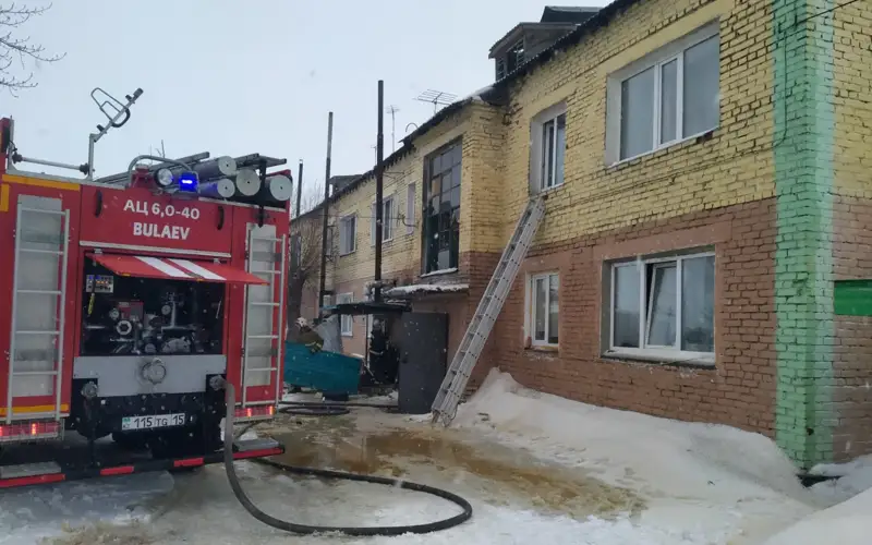 13 человек спасли во время пожара в райцентре СКО