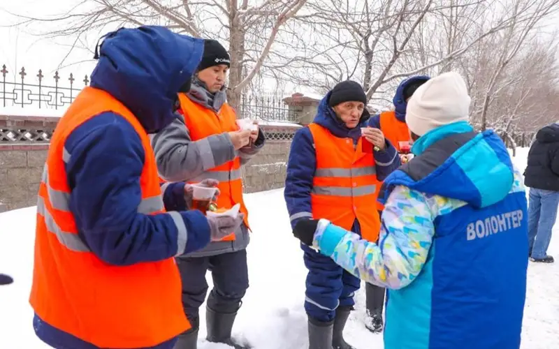 Столичные волонтеры угощают коммунальщиков баурсаками и чаем