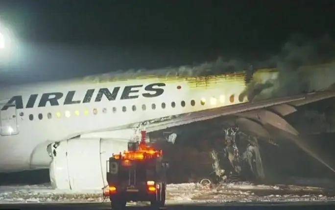  Пять человек погибли после столкновения самолетов в аэропорту Токио