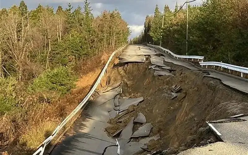 Japonııada qutqarýshylar jer silkinisinen aman qalǵandardy izdep jatyr 