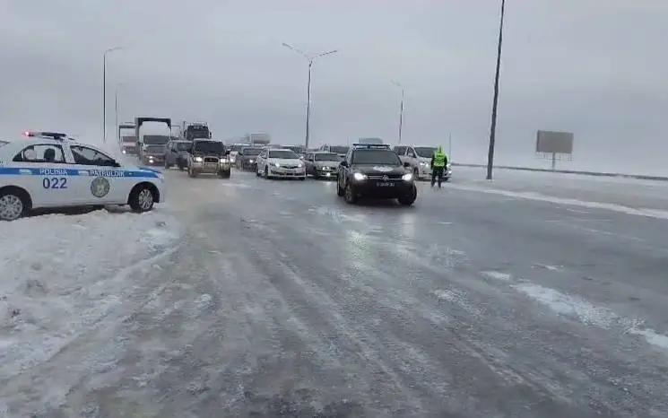 Свыше 6 тысяч авто сопроводили патрульные на трассах в первые дни нового года