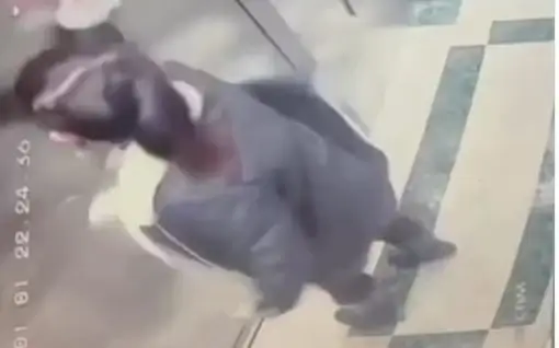 женщина разгромила лифт в Астане