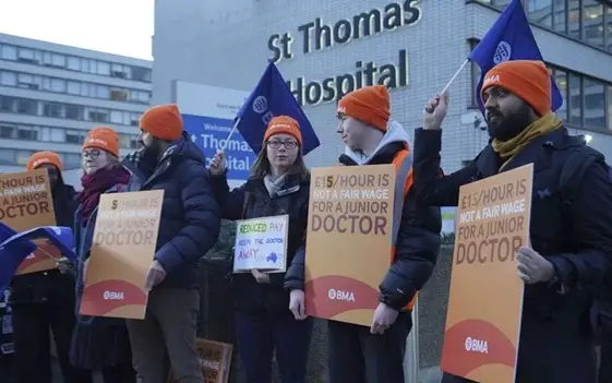 Британские медики ушли с работы на 6 дней