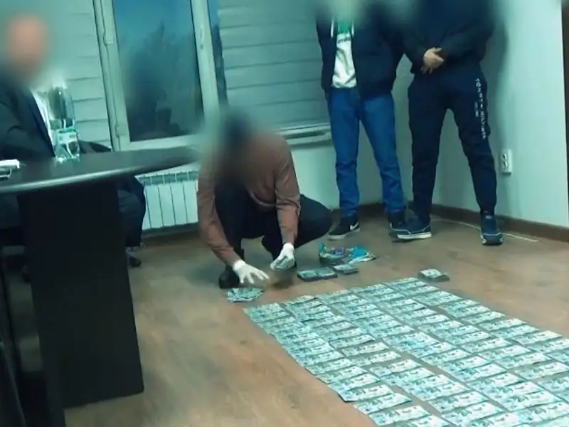 Замакима Жетысуского района Алматы подозревается в получении крупной взятки