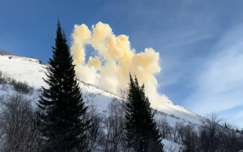 Две снежные лавины спустили в горах ВКО