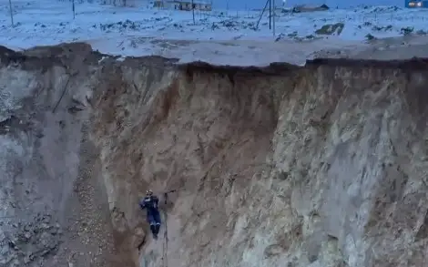 На АО «Майкаинзолото» произошел обвал, под землю провалился автобус с людьми