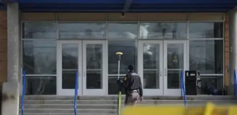 Айова штатидаги мактабда отишма: бир киши ҳалок бўлди, беш киши яраланди