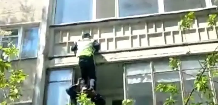 Qostanaı polıtseıleri terezeden qulap ketý qaýpi týǵan 3 jasar balany qutqaryp qaldy