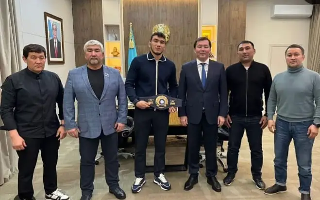 Ақтўбелик тадбиркорлар жаҳон чемпиони Ризабек Айтмуханга отлар подасини совға қилди