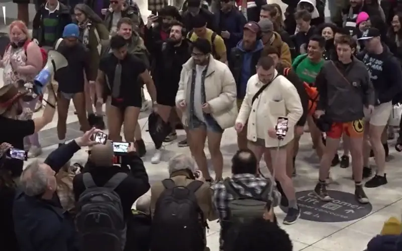 Пассажиры без штанов заполонили метро Лондона 