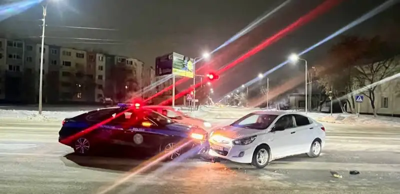 Таксист врезался в патрульную машину в Костанае