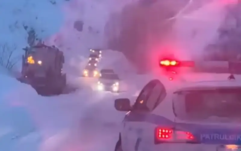 Снежная лавина парализовала движение на автодороге Усть-Каменогорск-Алтай