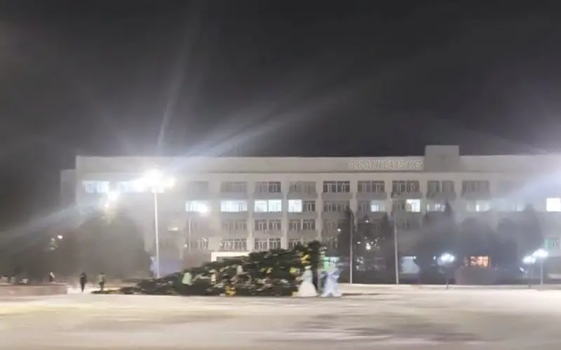 Ветер снес главную елку в Семее