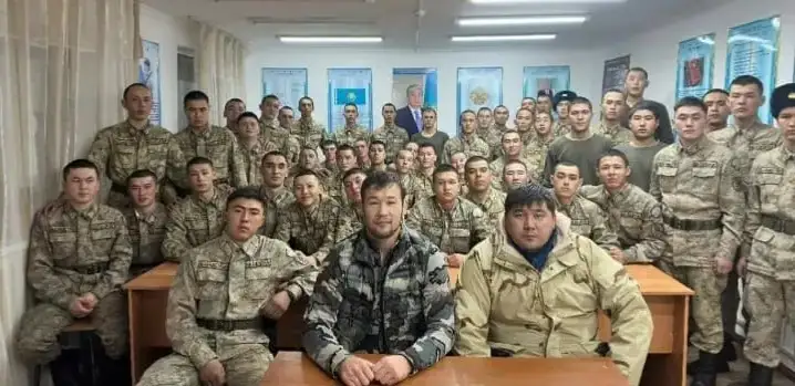 Шавкат Раҳмонов аскарлар билан учрашди