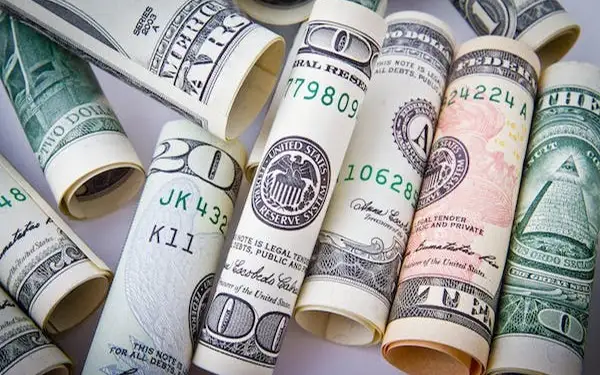 Өзбекстанда доллардың ресми бағамы ең жоғары тарихи көрсеткіштен асып түсті