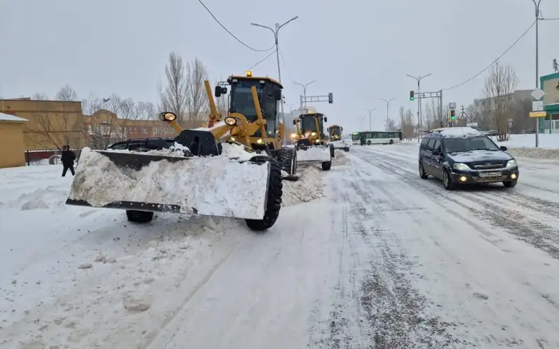 Свыше 1700 единиц спецтехники вышли на уборку снега в Астане