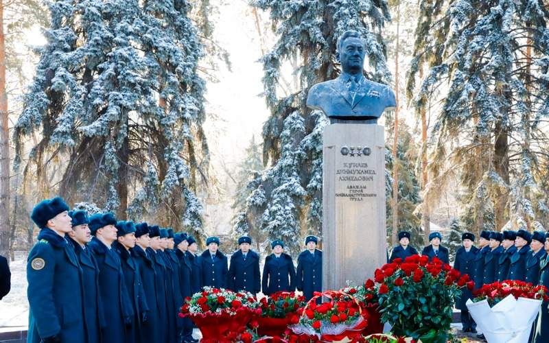 Цветы к памятнику Динмухамеду Кунаеву возложили в Алматы 