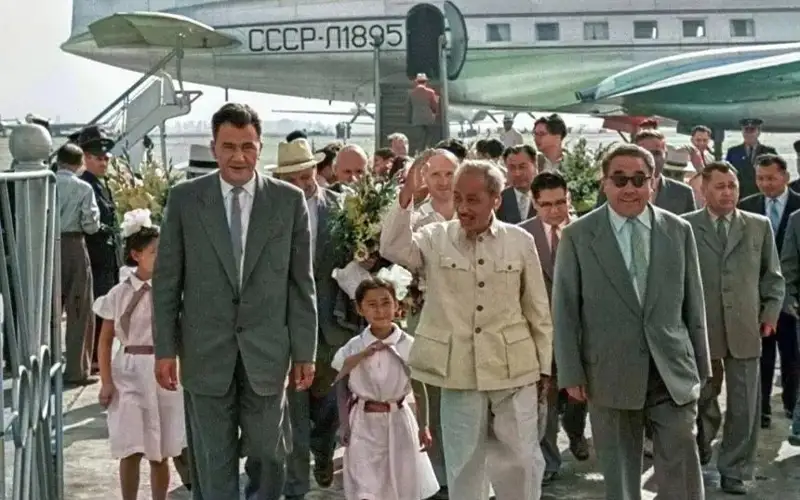 Fotomuraǵat: Ho Shı Mınniń Dinmuhamed Qonaevpen jáne Qanysh Sátbaevpen kezdesýi