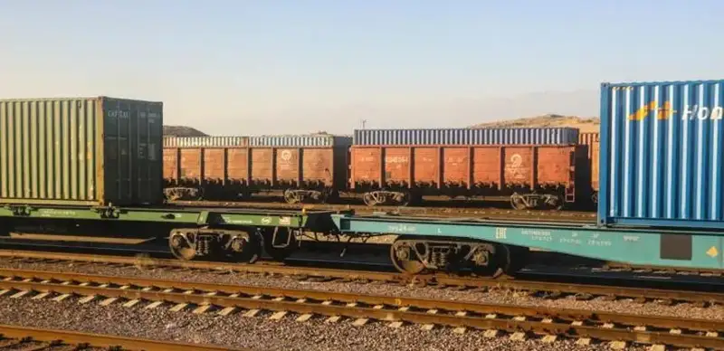 грузовой поезд 