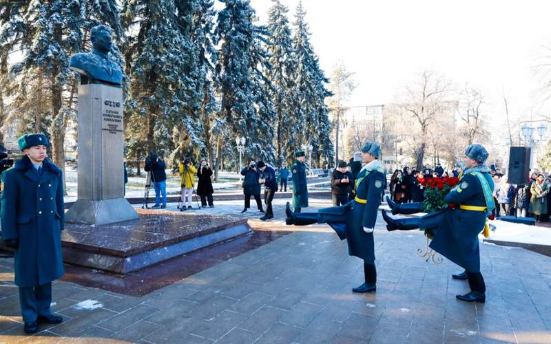 Цветы к памятнику Динмухамеду Кунаеву возложили в Алматы 