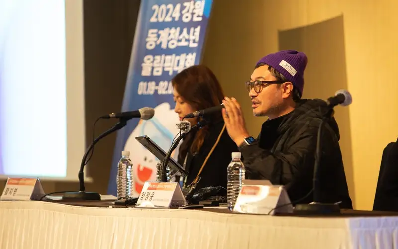 Yang Jung-ung (R), executive director of the opening ceremony for the Gangwon Winter Youth Olympics