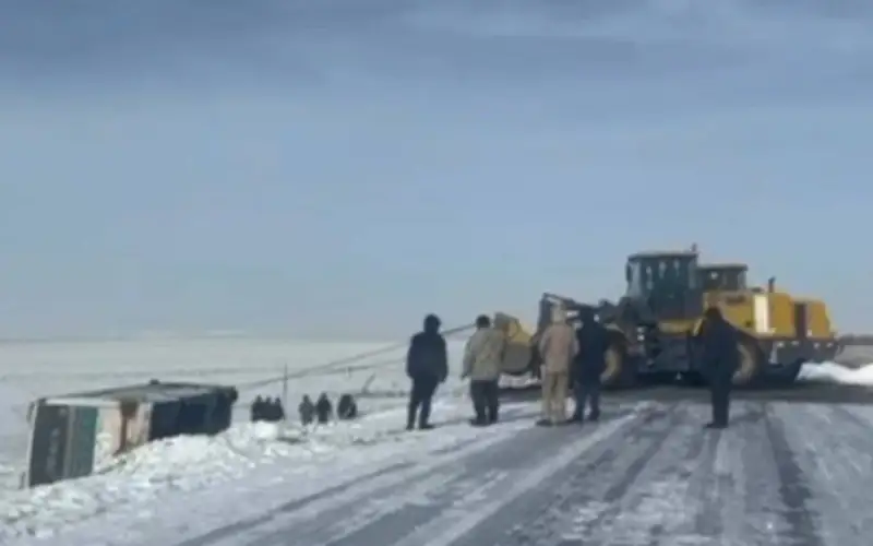 Автобус с пассажирами слетел в кювет в области Абай