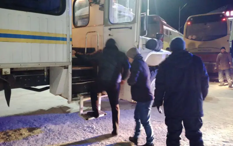 55 граждан Узбекистана эвакуировали из автобуса на трассе в Актюбинской области