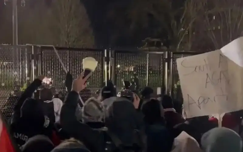 Палестина жақтастары Ақ үйдің қоршауын бүлдірді