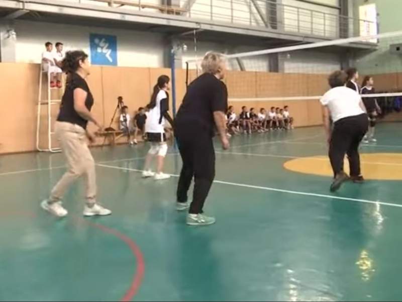 апашки-волейболистки