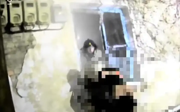 Женщину спасли, 10 человек эвакуировали при пожаре в Петропавловске