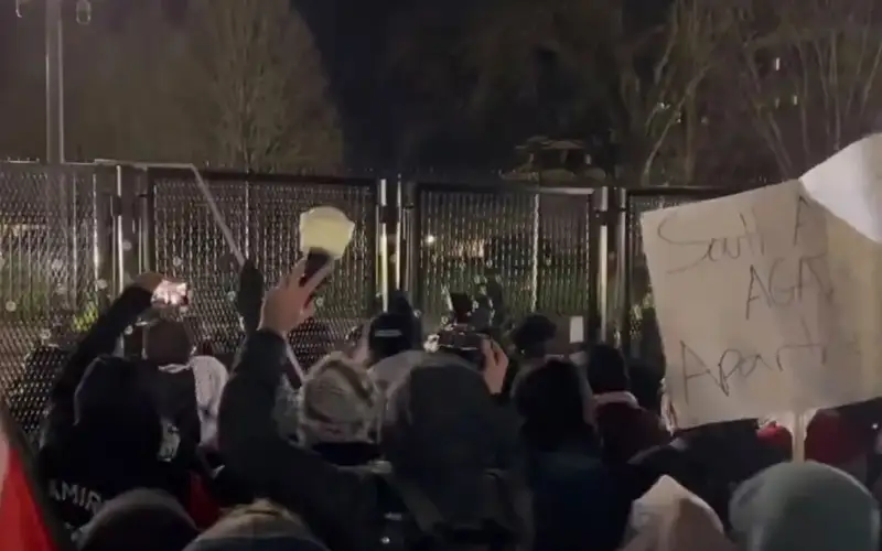 Пропалестинские протестующие повредили забор Белого дома