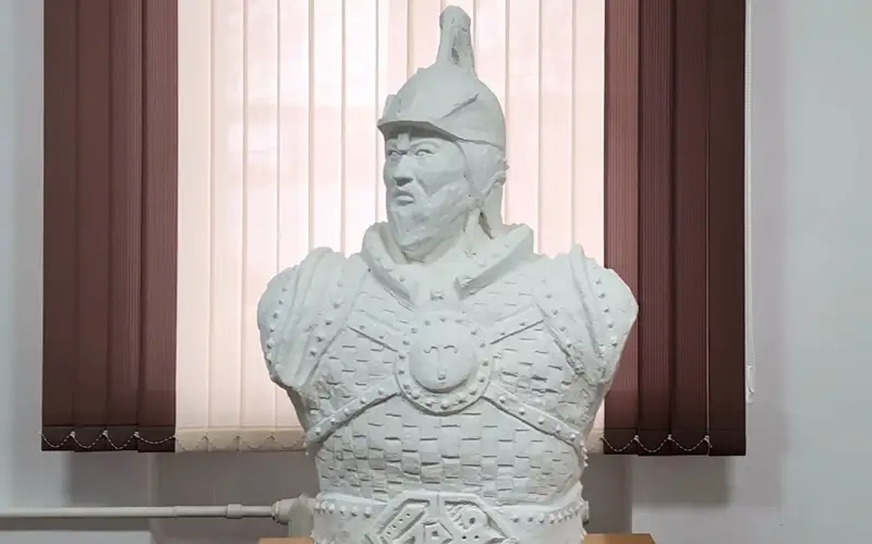 Бюст Кабанбай батыра создал житель ВКО