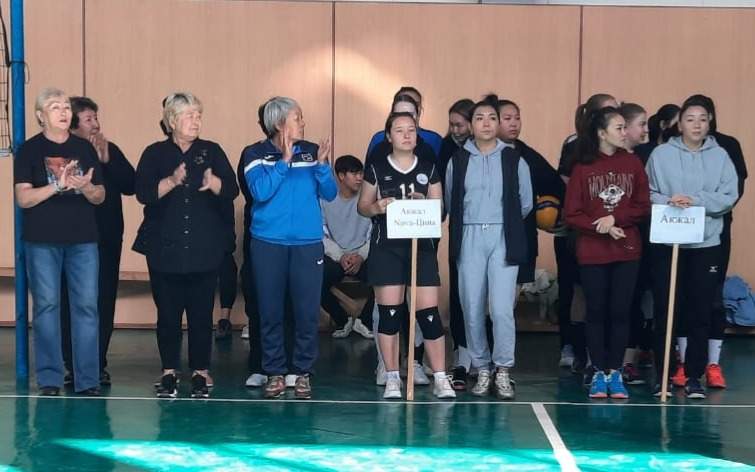 апашки-волейболистки