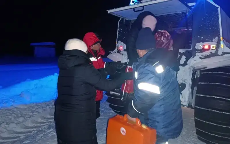 Спасатели доставили в больницу роженицу из занесенного снегом села в ВКО