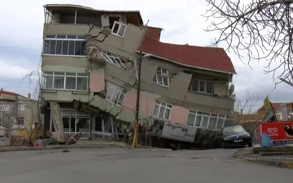 Обрушение дома в Стамбуле
