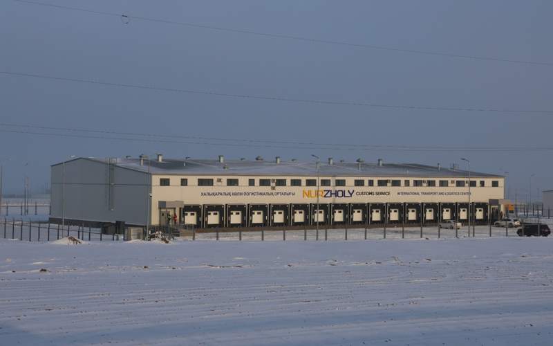 На казахстанско-китайской границе, близ поселка Достык, начал свою работу новый международный торгово-логистический центр На казахстанско-китайской границе, близ поселка Достык, начал свою работу новый международный торгово-логистический центр
