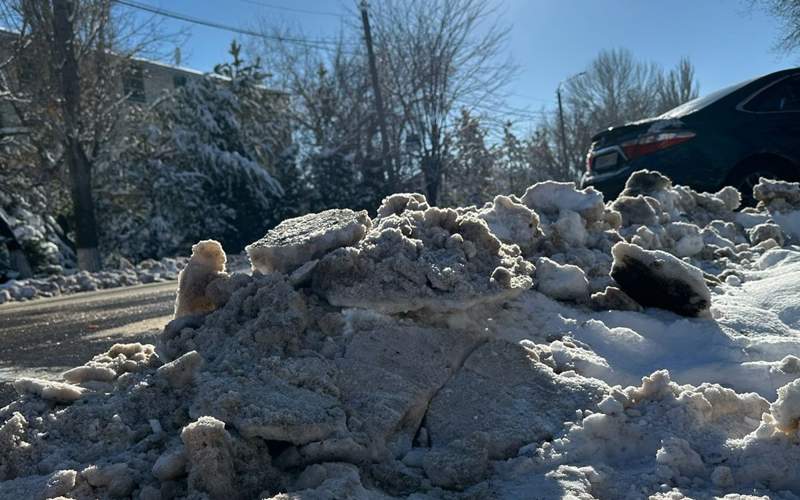 коммунальщики в Таразе не успевают убрать снег